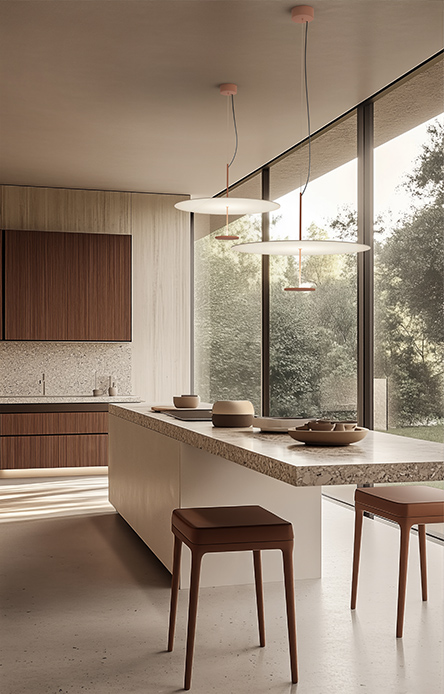 Lampada a sospensione Joint Stilo P sopra un'isola cucina in legno e pietra, con sottile stelo in alluminio in tonalit&agrave; peach