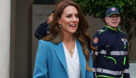 Kate Middleton parla italiano coi bambini. “Eleganza stratosferica”