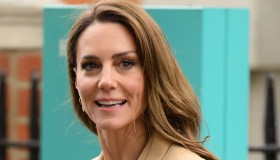 Kate Middleton in missione, look da sogno e ciondoli simbolici