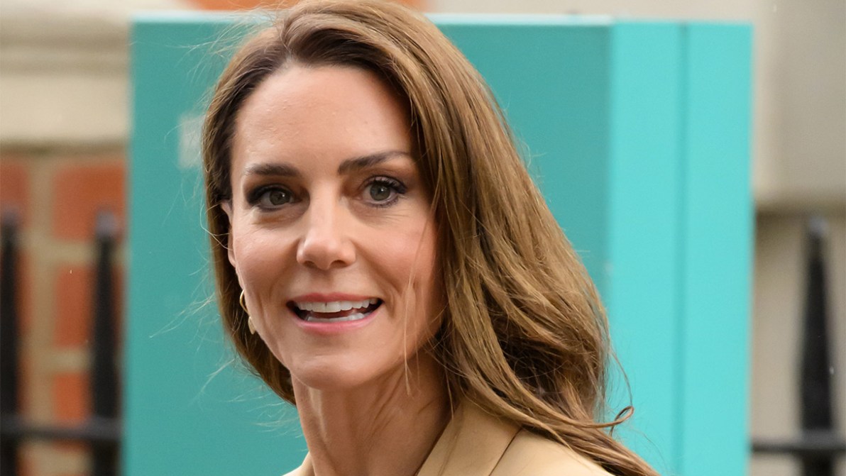 Kate Middleton in missione, look da sogno e ciondoli simbolici