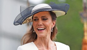 Kate Middleton e William al Garden Party, la Principessa è un sogno tra pois e perle