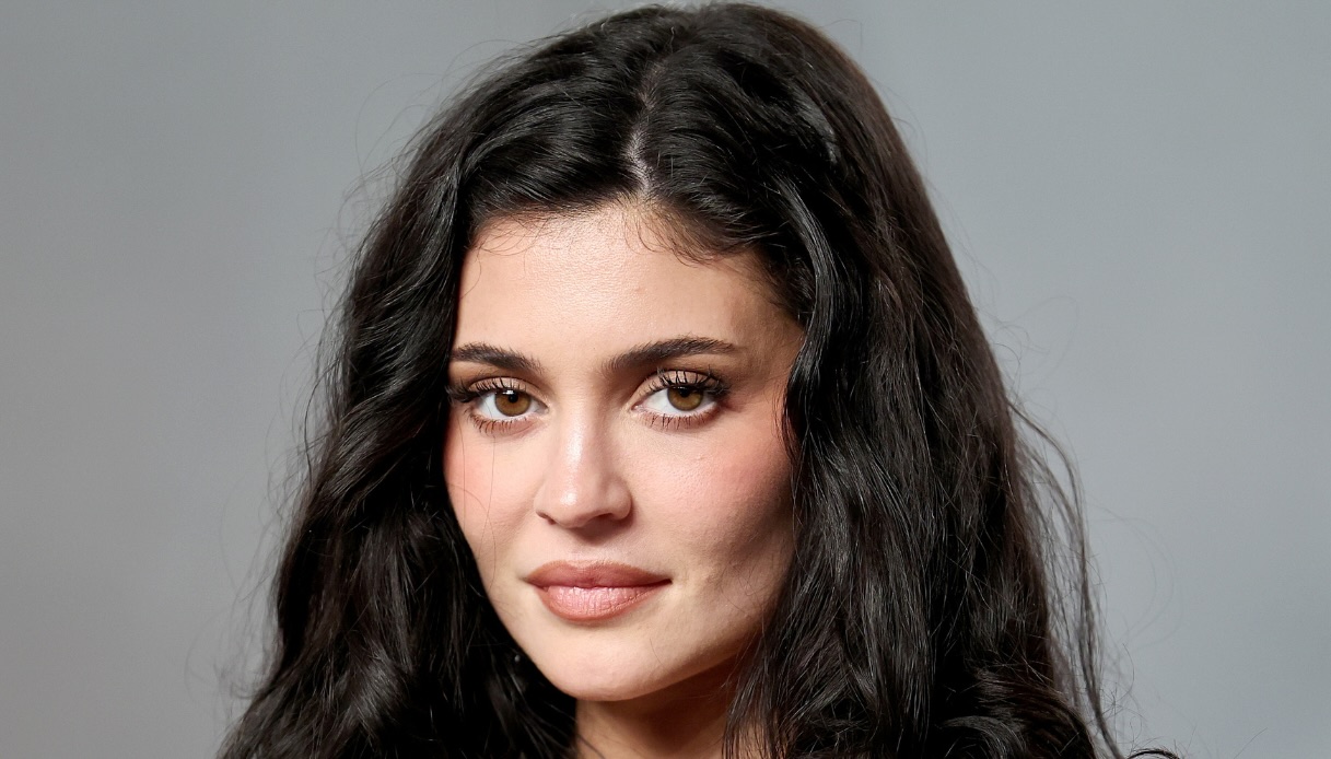 Kylie Jenner tra PVC e maxi scollature: la collezione KHY è già virale
