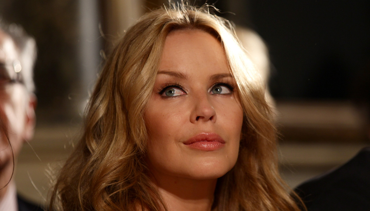 Kylie Minogue, il tumore tenuto segreto e le cure rimandate per avere un figlio: la verità dopo 5 anni
