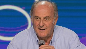 La Ruota della Fortuna, Gerry Scotti in difficoltà: “Mi è caduta”. Samira lo riprende