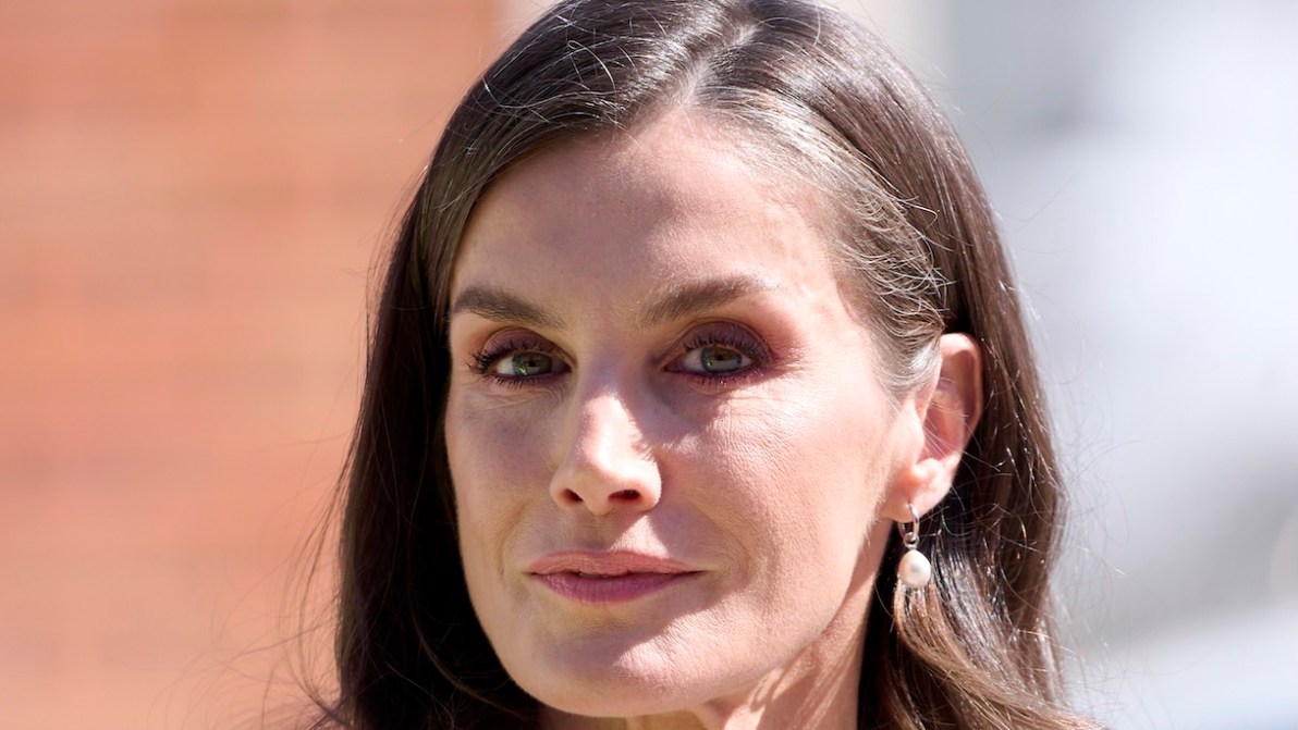 Letizia di Spagna sfida il caldo col completo bianco