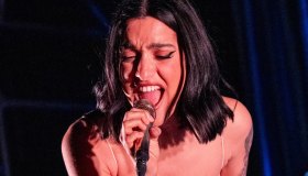 Levante diva rock sul palco: spacchi, trasparenze e tatuaggi in vista