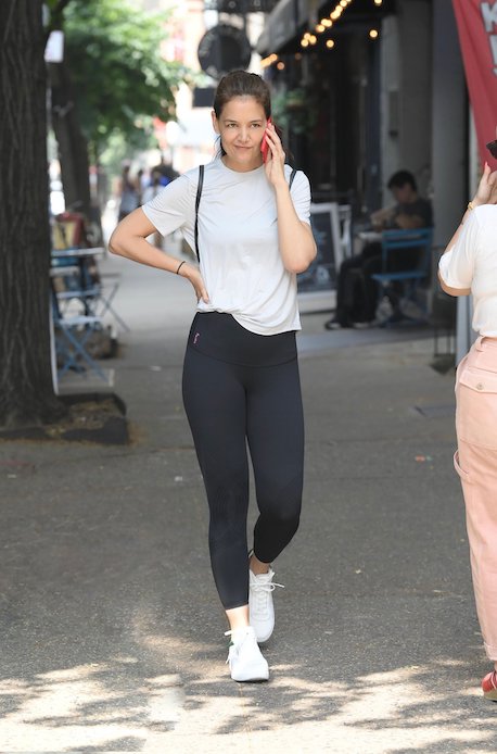 Look casual con jeans nero e sneakers bianche