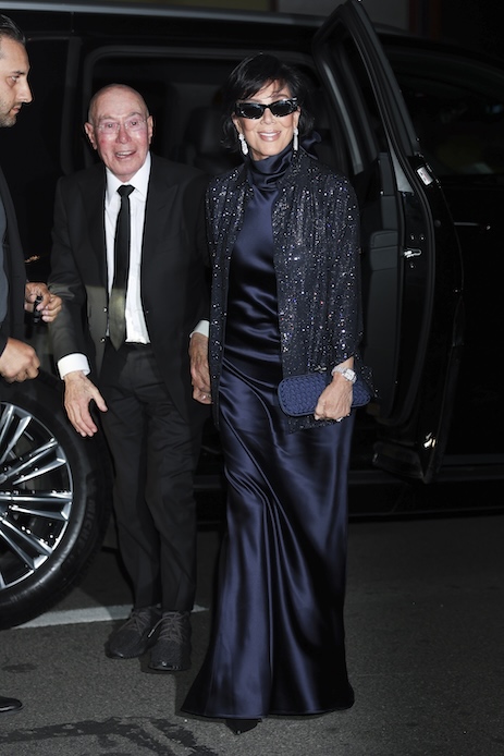 Kris Jenner a New York al pre-party del Met Gala con abito lungo satinato blu notte e giacca scintillante