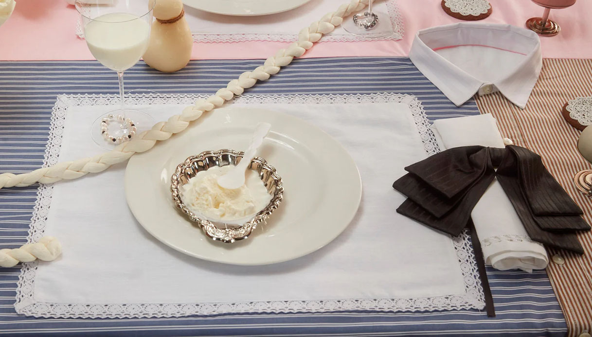 Mise en place con la Shirt Tablecloth di Gohar World in cotone a righe blu con colletto inamidato bianco, piatto con coppetta in argento e accessori da tavola
