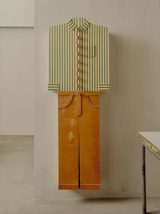 Armadietto-manichino di Sam Stewart con parte superiore a camicia rigata verde in compensato e parte inferiore a pantaloni in legno naturale con bottoni in resina