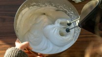 Come montare la panna con o senza le fruste elettriche