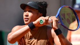 Naomi Osaka porta il red carpet al Roland Garros 2026, la minigonna dorata abbaglia
