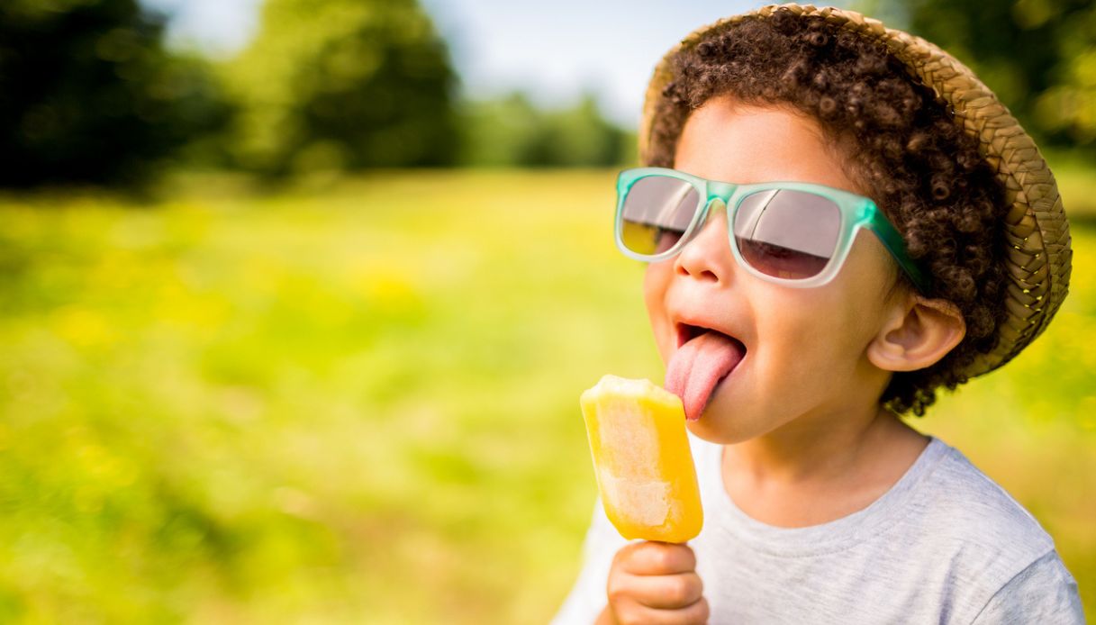 Bambini con gli occhiali da sole