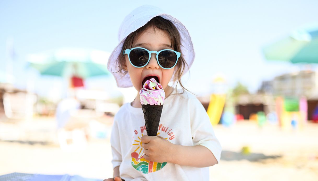 Bambini con gli occhiali da sole