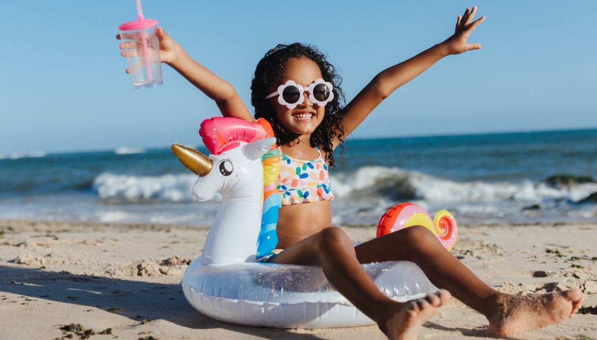 Bambini con gli occhiali da sole