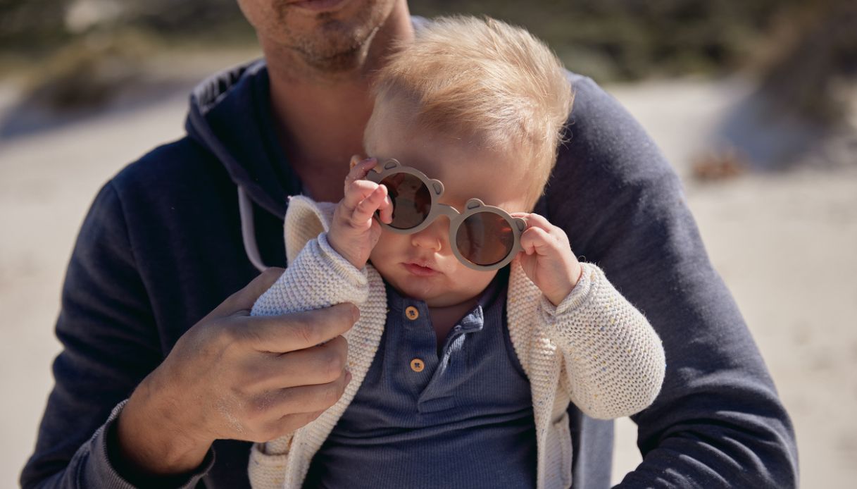 Bambini con gli occhiali da sole