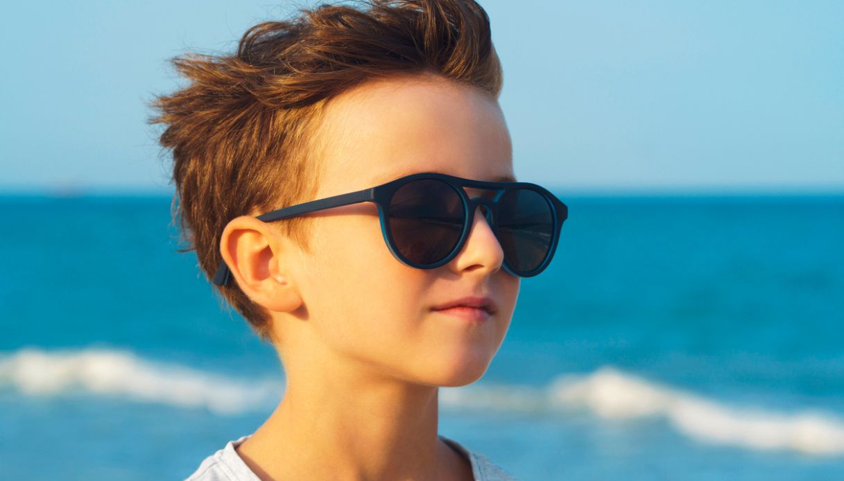 Bambini con gli occhiali da sole