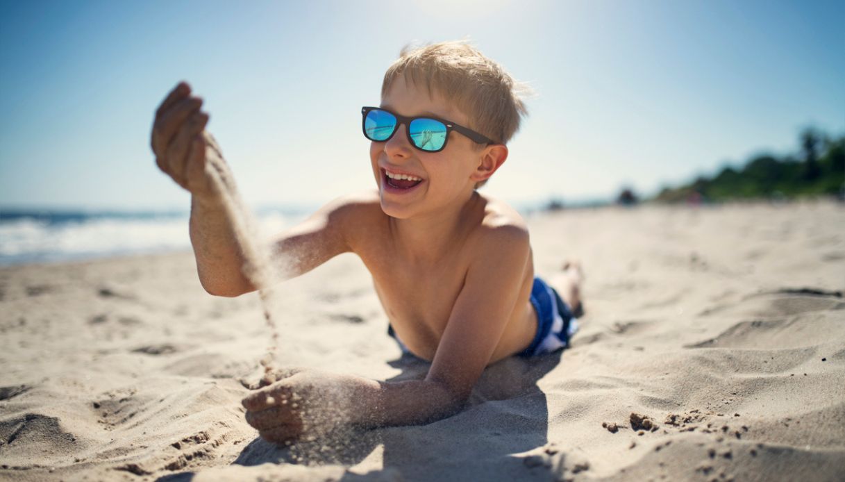 Bambini con gli occhiali da sole