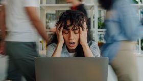 Pelle spenta, capelli unti e occhiaie scure: se l’effetto ”office air” colpisce anche te, ecco come combatterlo
