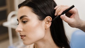 L’orecchio svela quanti anni hai davvero, come ringiovanirlo con la medicina estetica