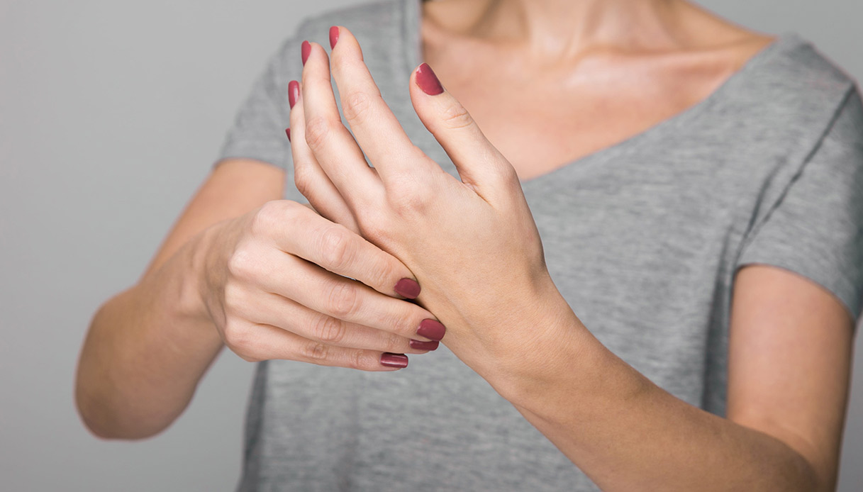 Malattia di Parkinson, come funziona il caschetto anti-tremore (e non solo) e per chi è indicato