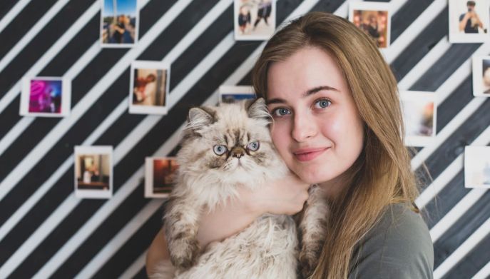 Ragazza con gatto: rapporto speciale