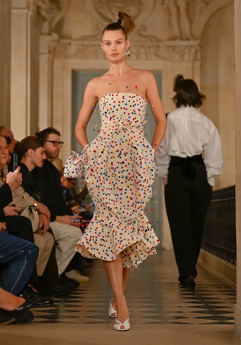 Look Jacquemus Autunno Inverno 2026 con abito a pois colorati indossato in passerella