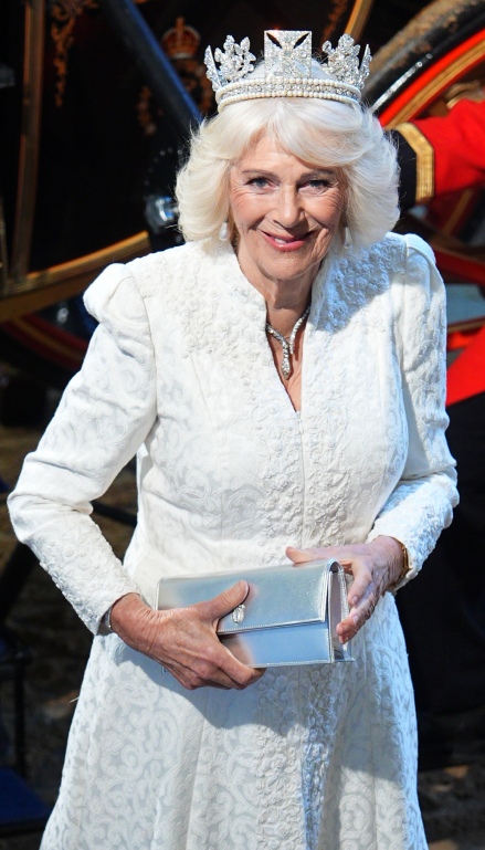 Camilla indossa un abito avorio firmato Fiona Clare