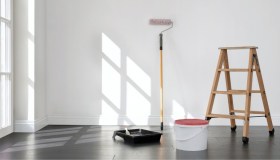 Come rimuovere le macchie di vernice fresca e secca dal pavimento