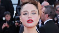 Non troppo caldo, non troppo freddo, idratatante ma con finish semi-opaco: il rossetto rosso perfetto è quello di Matilde Gioli