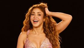 Shakira canta (di nuovo) l’inno dei Mondiali: Dai, dai è già una hit, ma c’è uno smacco all’Italia