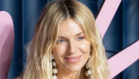 Sienna Miller mamma per la terza volta a 44 anni: “Dormo pochissimo”