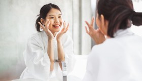 Addio skincare da dieci step e prodotti. Dalla Corea arriva là skip care, una cura minimal ma efficace. Come funziona e quali prodotti scegliere