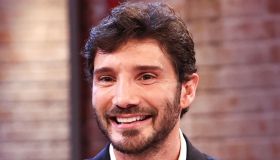 Affari Tuoi, Stefano De Martino mette il concorrente nei guai: chiama la fidanzata