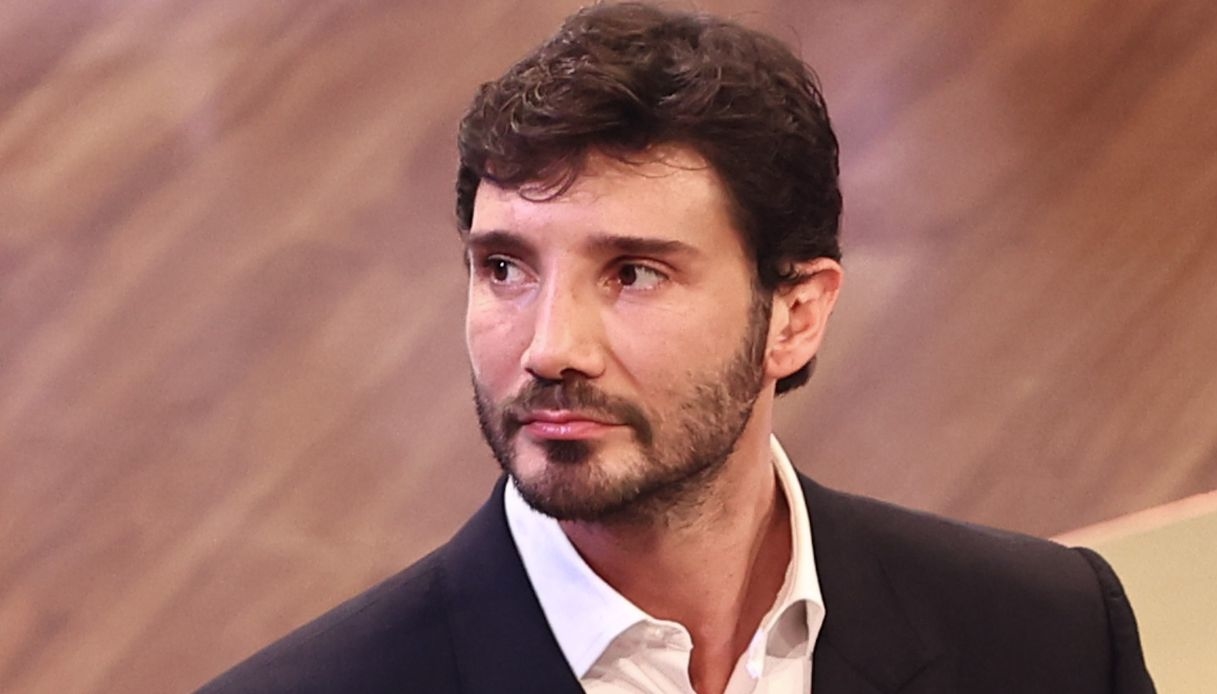 Affari Tuoi, l'annuncio di Stefano De Martino. Poi l'affondo: "L'abbiamo già levato"