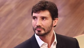 Affari Tuoi, l’annuncio di Stefano De Martino. Poi l’affondo: “L’abbiamo già levato”