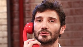 Affari Tuoi, Stefano De Martino: “Ti vedo confuso”. Herbert lo sostituisce e la partita va in fumo
