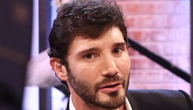 Affari Tuoi, Stefano De Martino balla un lento con Martina Miliddi. Ma menomale che c’è Samurai Jay