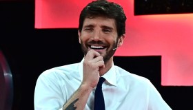 Ascolti TV del 23 maggio, i Pooh sfidano Carlo Conti. E non c’è storia tra Scotti e De Martino