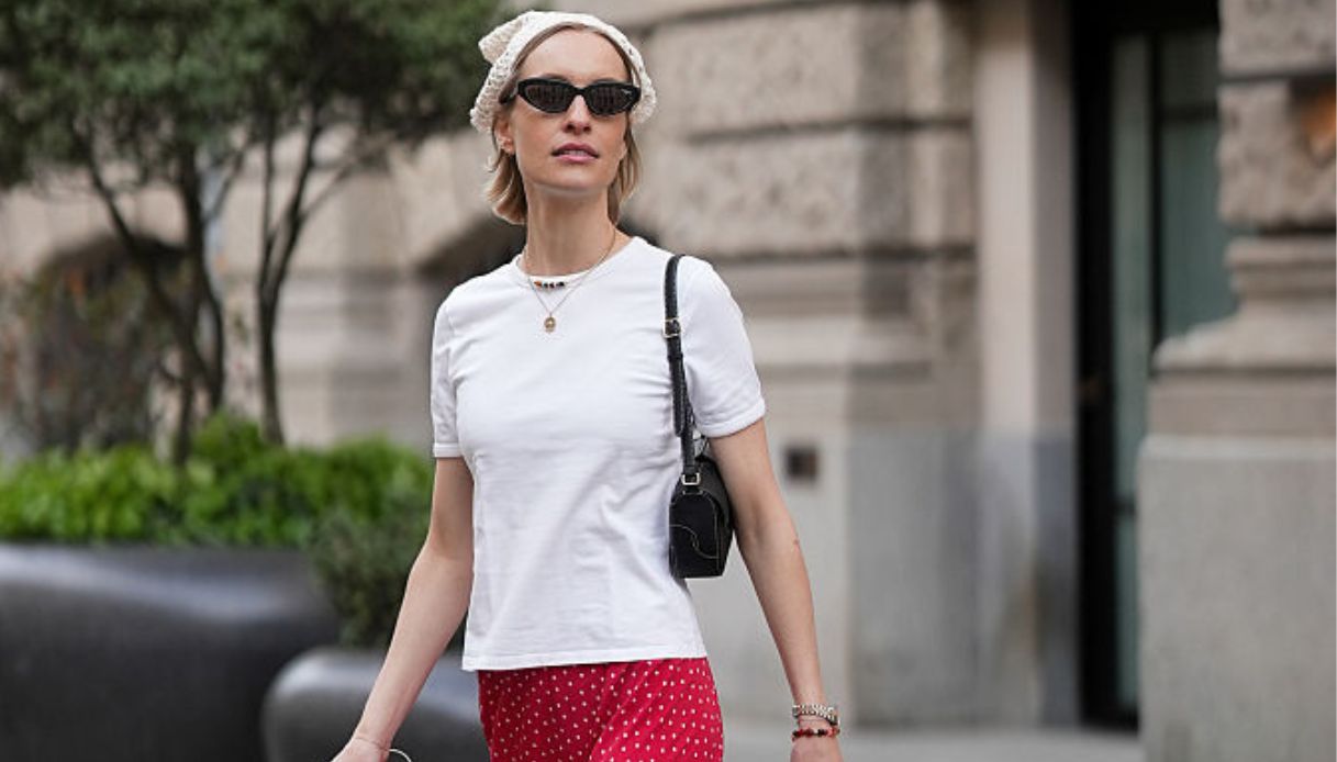 La t-shirt bianca a mezze maniche è il capo basic della bella stagione. E questa con logo iconico è già la più desiderata