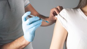 HPV, il vaccino protegge da diversi tumori: chi si dovrebbe vaccinare e quanto ne sanno gli italiani