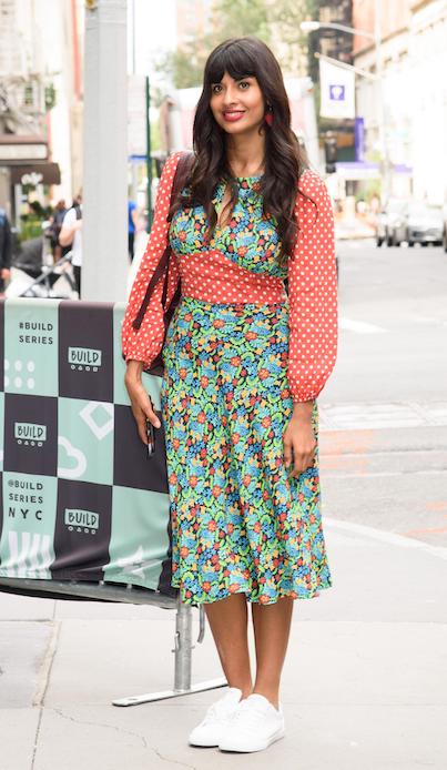 Abito midi con sneakers bianche