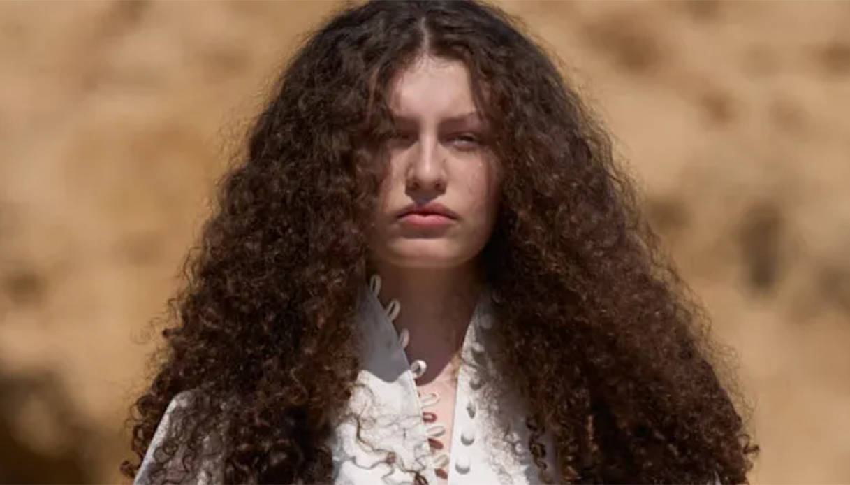 Il debutto in passerella di Athena, la figlia di Laetitia Casta e Stefano Accorsi