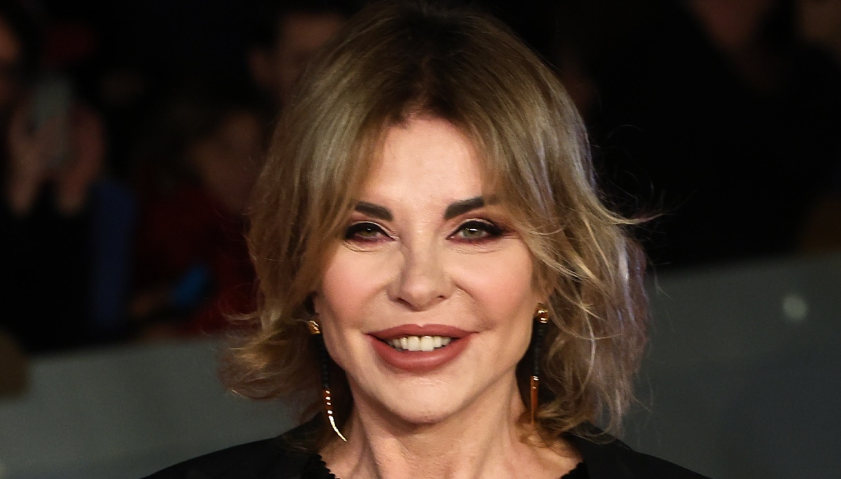 Alba Parietti favolosa in nero, il look sensualissimo aspettando i 65 anni