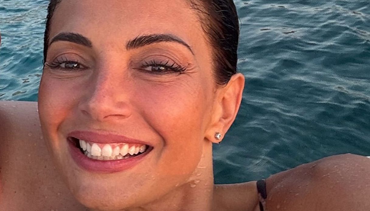 Alessia Mancini wild con un bikini leopardato: la vacanza in Sardegna con la famiglia