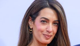 Amal Clooney cambia look, il nuovo taglio dalle vibes Anni ’70 è già tendenza