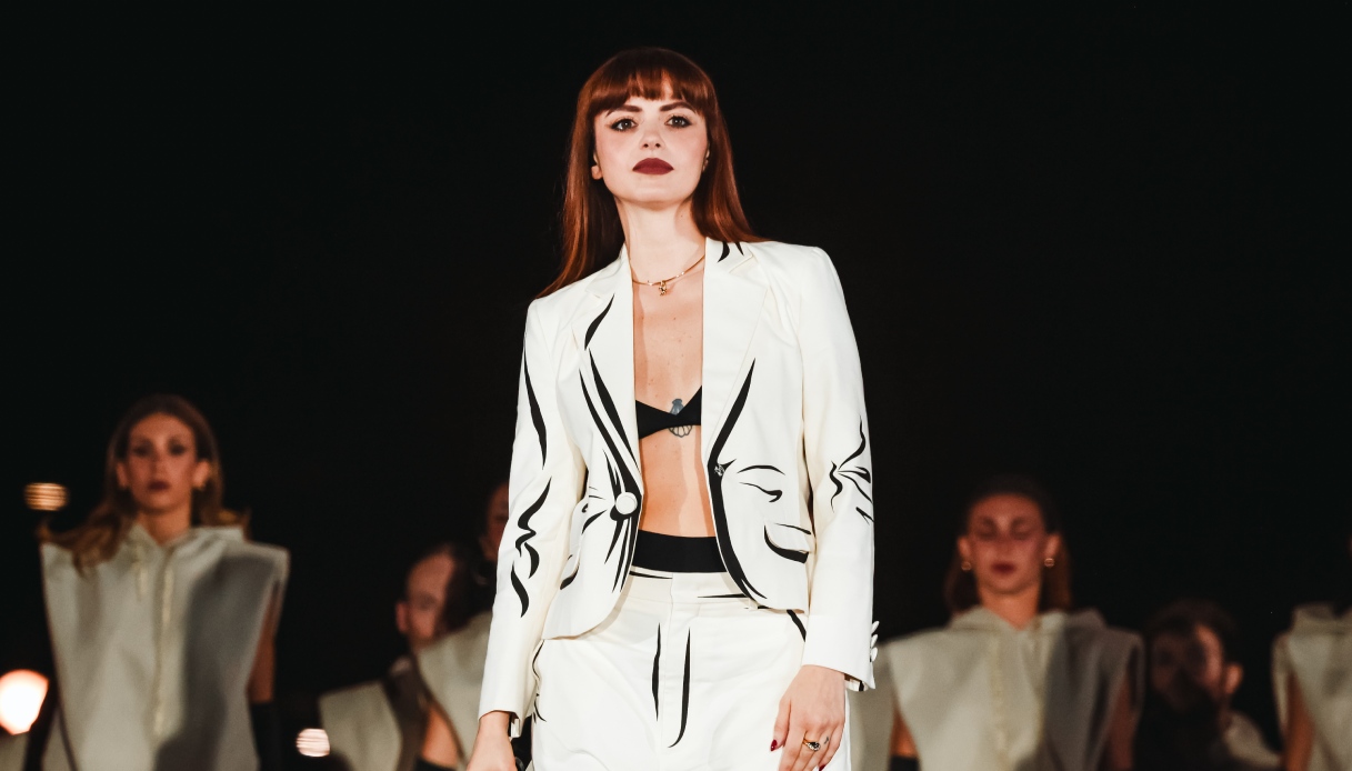 Annalisa rivoluziona la camicia bianca per l’estate 2026 mentre annuncia il concerto-evento a San Siro