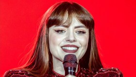 Annalisa, tailleur color caramello e labbra rosse: il look che ha infiammato Milano
