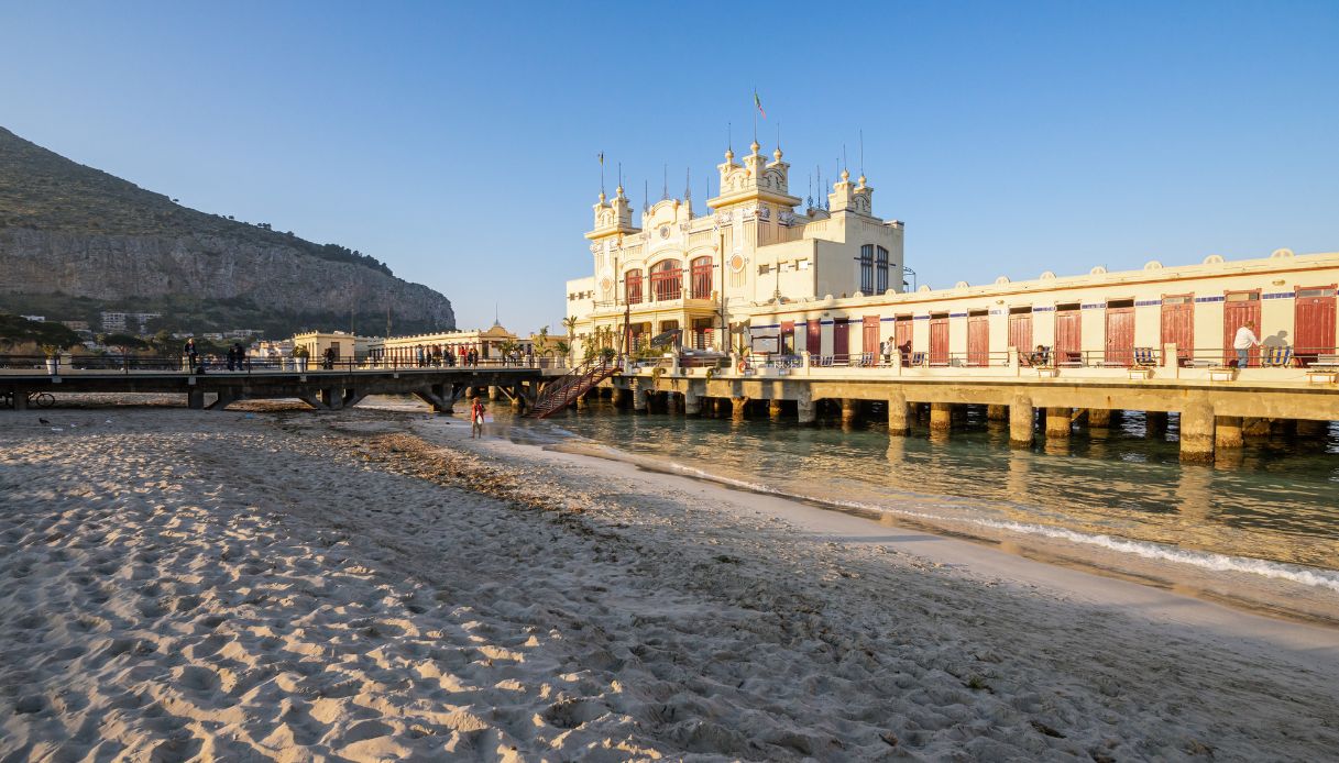L'Antico stabilimento balneare di Mondello in riva al mare