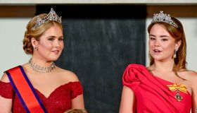 Caterina Amalia e Ariane d’Olanda, i look rosso fuoco con tiare a confronto